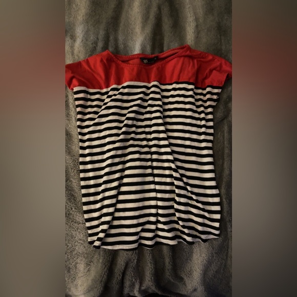 Red black and white top - Picture 1 of 3